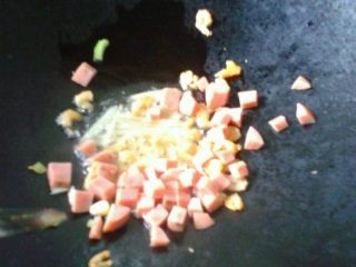 4、虾米芥菜粥,如图。放入火腿丁和虾米爆香