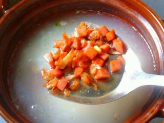 6、虾米芥菜粥,如图。待粥煮的六成熟倒入爆过的虾米和会谈后丁