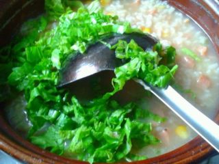 7、虾米芥菜粥,如图。煮五分钟以后加入芥菜丝。烫熟即可关火。觉得不够味道可以加盐调味