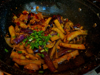 11、肉沫酱炒茄子,最后呢撒它一把葱花，出锅喽