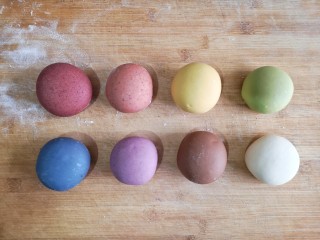 7、彩虹花卷,揉成光滑彩色面剂。