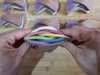 12、彩虹花卷,再将中间顶起。