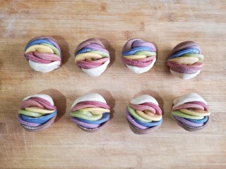 14、彩虹花卷,将蝴蝶结的两端收于底部，这样彩虹花卷就造型完成了。