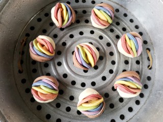 15、彩虹花卷,锅中适量的水，搭上篦子，将彩虹花卷置于篦子上，盖上锅盖，再次醒发15分钟左右，开火，大火隔水蒸20分钟即可。