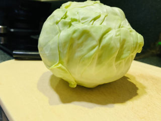 1、卷心菜炒粉丝,卷心菜，待用；