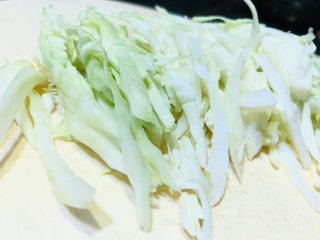 3、卷心菜炒粉丝,切丝；