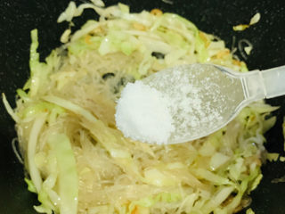 10、卷心菜炒粉丝,加半勺盐；