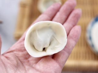 10、快手酸汤大馅馄饨,再把饺子的两边捏在一起就可以了，是不是超级简单呀。