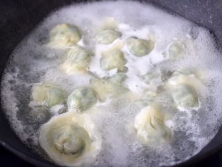 13、快手酸汤大馅馄饨,大火煮沸后点少许清水，反复2次，看见馄饨全部漂浮在水面上，即可关火。