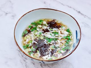 14、快手酸汤大馅馄饨,把煮馄饨的热水倒入碗里一些。