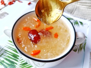 16、银耳莲子红枣汤,炖好的银耳羹都可以拉丝状态。