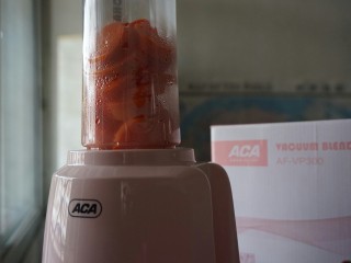 2、象形胡萝卜馒头,用搅拌机将胡萝卜和80克水搅成胡萝卜泥。倒出9克左右的胡萝卜汁温热后，加入1.5克酵母搅拌溶解。