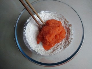 4、象形胡萝卜馒头,倒入酵母水和适量的胡萝卜泥。这里打的胡萝卜泥不需要加这么多的，切记！剩余的胡萝卜泥，我做其他用途，你也可以打少一点的胡萝卜。