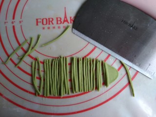 8、象形胡萝卜馒头,绿色面团擀成薄面片，用法焙客切面刀切出若干条细小的面条。