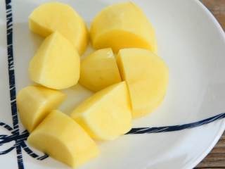 1、迷你土豆饼—又香又糯的小点心，加个餐很不错哦,土豆切块