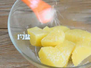 3、迷你土豆饼—又香又糯的小点心，加个餐很不错哦,蒸好取出，加入1勺盐。