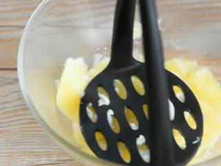 4、迷你土豆饼—又香又糯的小点心，加个餐很不错哦,压成泥