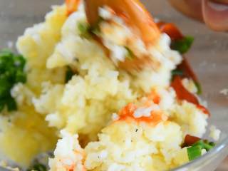 7、迷你土豆饼—又香又糯的小点心，加个餐很不错哦,拌匀。