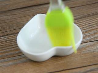 8、迷你土豆饼—又香又糯的小点心，加个餐很不错哦,模具刷油。