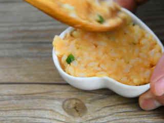 9、迷你土豆饼—又香又糯的小点心，加个餐很不错哦,装入模具，轻轻压实。