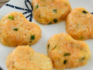 10、迷你土豆饼—又香又糯的小点心，加个餐很不错哦,装盘备用