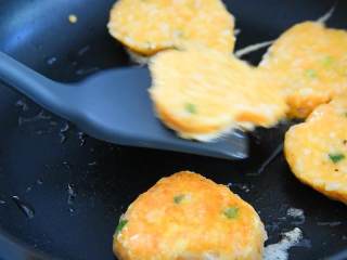 13、迷你土豆饼—又香又糯的小点心，加个餐很不错哦,翻面，煎至两面金黄即可。