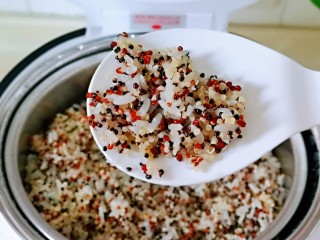 1、糯米藜麦鸡胸时蔬烧菜,提前把藜麦糯米饭用电饭煲做好，我用的一半三色藜麦，一半糯米做的，可以根据个人喜欢来。