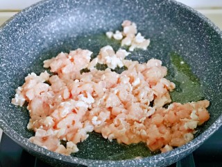 4、糯米藜麦鸡胸时蔬烧菜,起油锅，加入切好的鸡丁，小火煸炒。