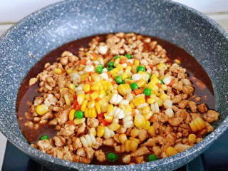 9、糯米藜麦鸡胸时蔬烧菜,加入准备好的，玉米粒，豌豆，胡萝卜丁。