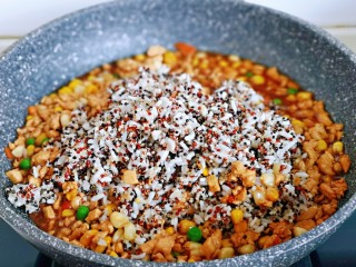 11、糯米藜麦鸡胸时蔬烧菜,转小火，加入做好的藜麦糯米饭。