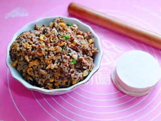 13、糯米藜麦鸡胸时蔬烧菜,准备好饺子皮，擀面杖。