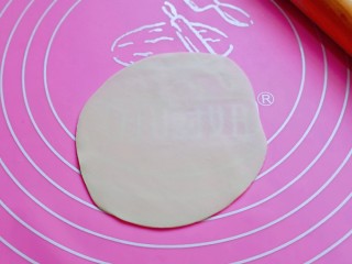 14、糯米藜麦鸡胸时蔬烧菜,取一张饺子皮，用擀面杖擀薄。