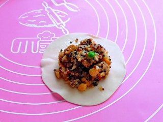 15、糯米藜麦鸡胸时蔬烧菜,再盛一勺烧麦馅，馅料多少可以根据个人喜欢来，但是不建议放太少，那样不好看。