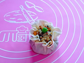 16、糯米藜麦鸡胸时蔬烧菜,虎口手法捏起来，露出一点馅料更好看，如图。