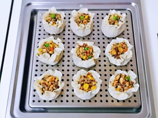 17、糯米藜麦鸡胸时蔬烧菜,依次包完，放在蒸屉上。