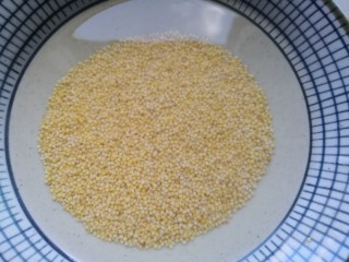 2、红枣南瓜粥,小米洗净浸泡20分钟