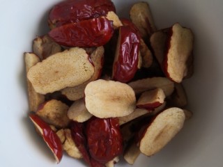 6、红枣南瓜粥,去核对半切开