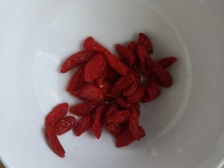 7、红枣南瓜粥,枸杞洗净备用