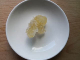 8、红枣南瓜粥,准备一块冰糖