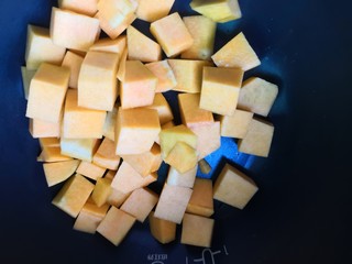 9、红枣南瓜粥,南瓜倒入电饭煲内胆里