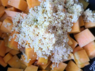 10、红枣南瓜粥,浸泡好的小米也倒进来