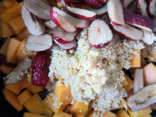 11、红枣南瓜粥,再倒入紅枣