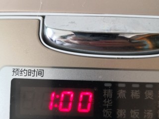 13、红枣南瓜粥,盖上锅盖按煮粥键开始煮粥