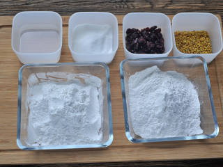 1、桂花蔓越莓松糕,称量好所有食材。