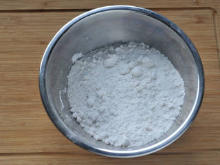 3、桂花蔓越莓松糕,糯米粉、大米粉和细砂糖混合，缓缓倒入清水，边倒边搅拌，然后用手捏成松散颗粒（无干粉、全部粉类摸上去都有点湿润感状态）。