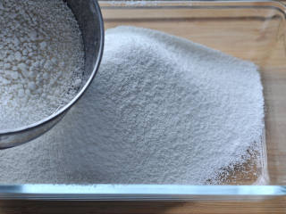 4、桂花蔓越莓松糕,把粉过筛（这一步需要点耐心）