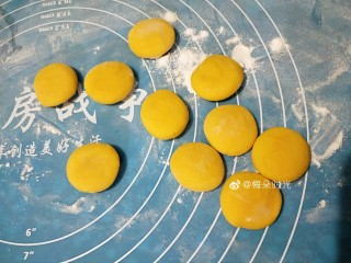 8、南瓜玫瑰花馒头,逐个滚圆按扁