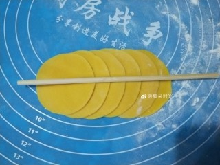 10、南瓜玫瑰花馒头,六个饺子皮为一组，像图中这样重叠起来，用筷子在中间压一下
