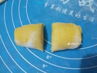 13、南瓜玫瑰花馒头,从中间一切为二。