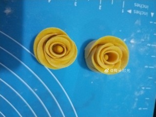 14、南瓜玫瑰花馒头,反过来整理一下。两朵玫瑰花同时做好。